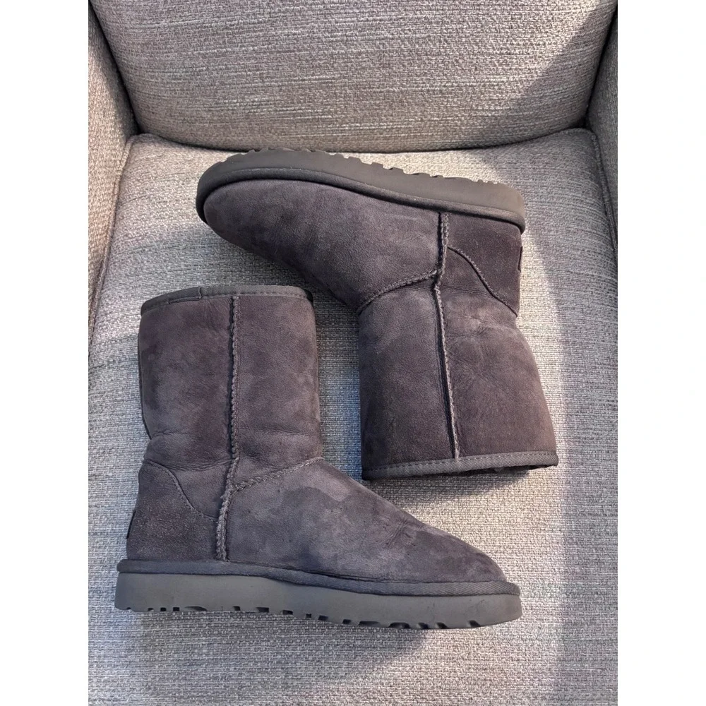 UGG Classic Short II Charcoal Grey Sheepskin Boots Womens Size 7‎ 1016223